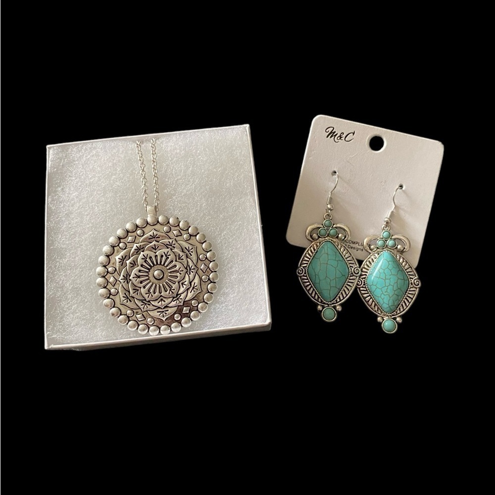 BOUTIQUE JEWELRY SET-SILVER TONE NECKLACE & SILVER EARRINGS